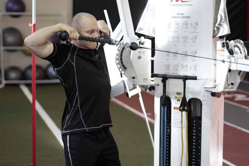 Face pull: técnica, músculos y por qué es tan recomendado — posición final