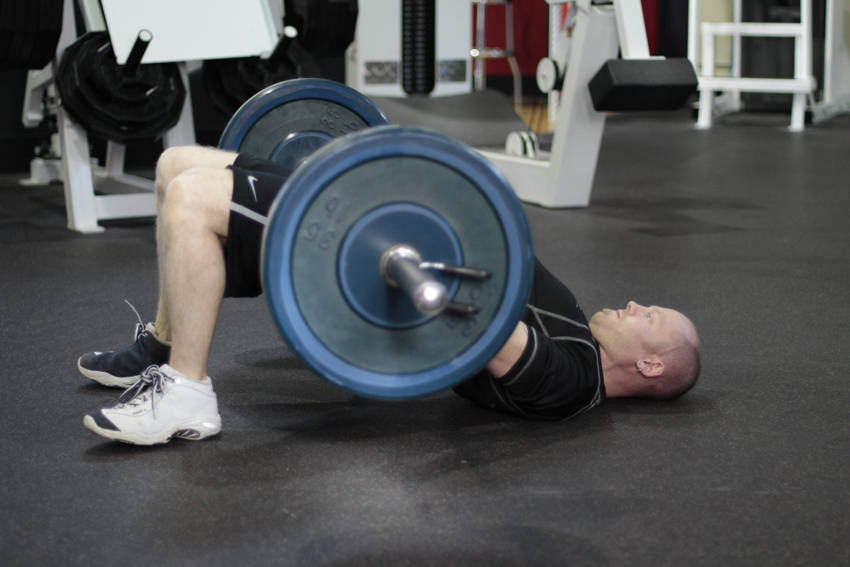 Hip thrust: técnica, músculos y errores comunes — posición final
