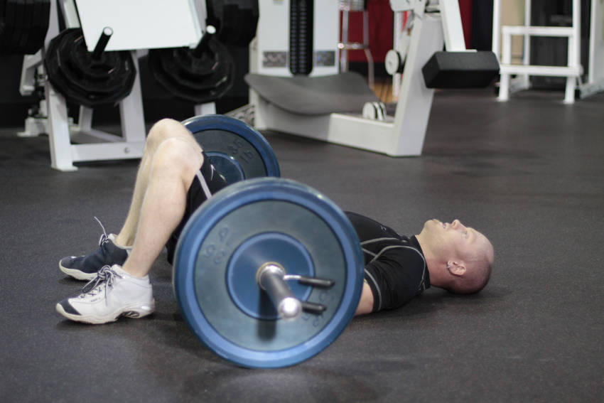 Hip thrust: técnica, músculos y errores comunes — posición inicial